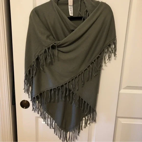Chico’s Cotton Knit Fringe Triangle Wrap - Picture 3 of 6
